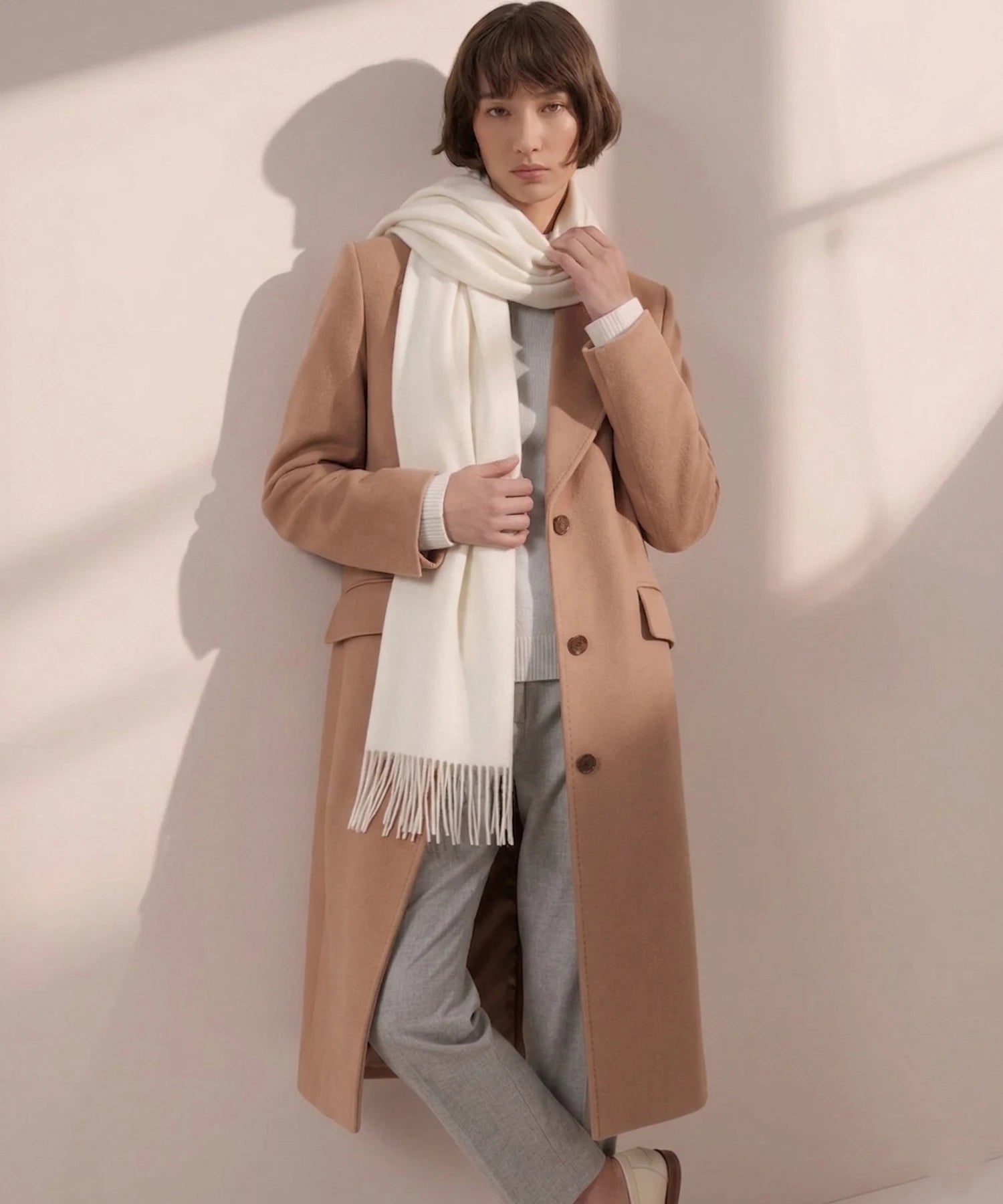 una mujer usando una bufanda blanca