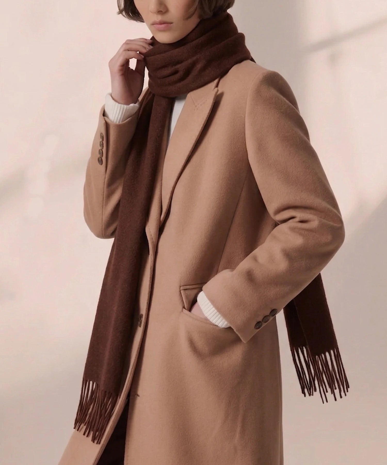 una mujer usando una bufanda color beetroot
