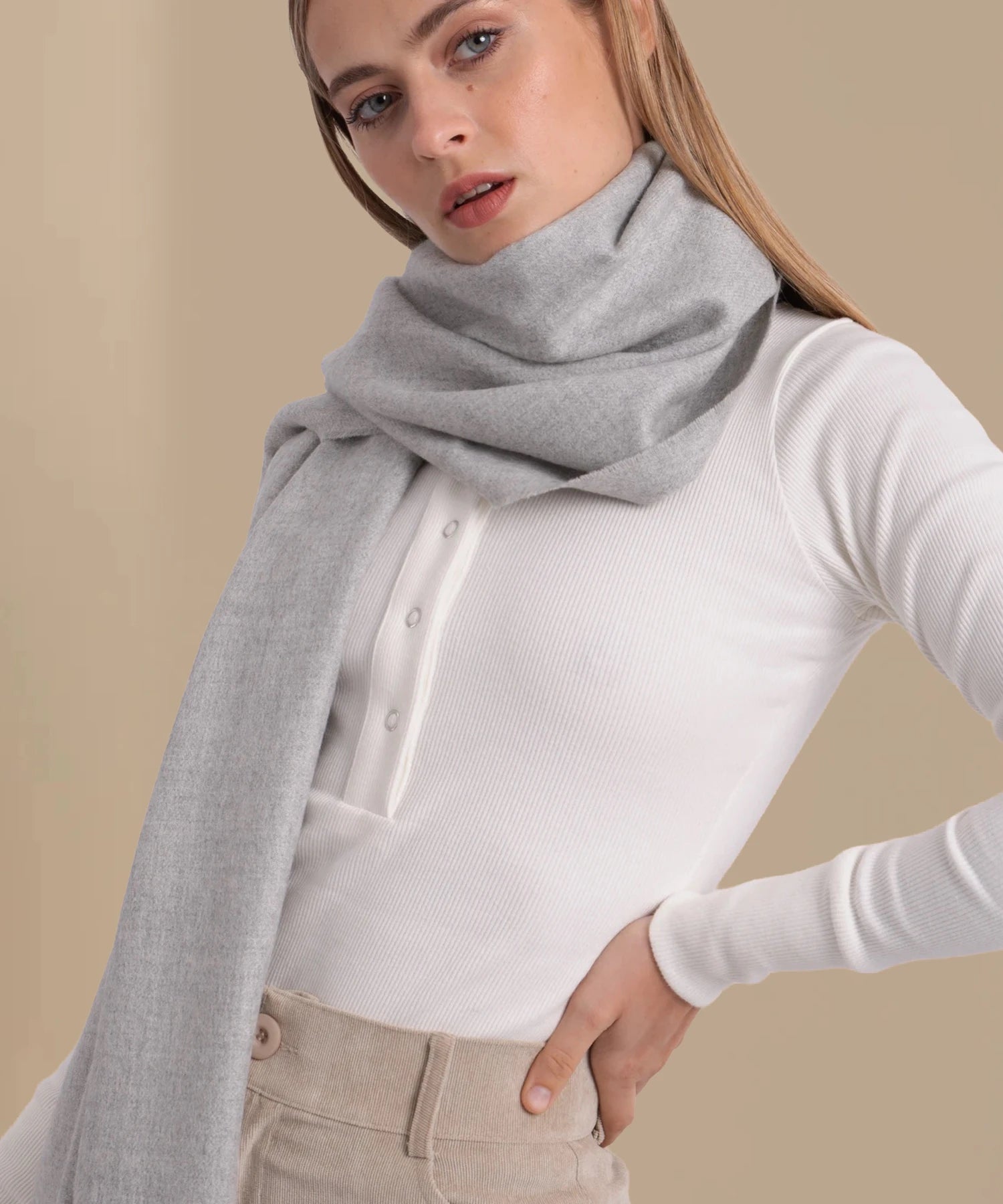 unja mujer usando una bufanda de alpaca de color grey 