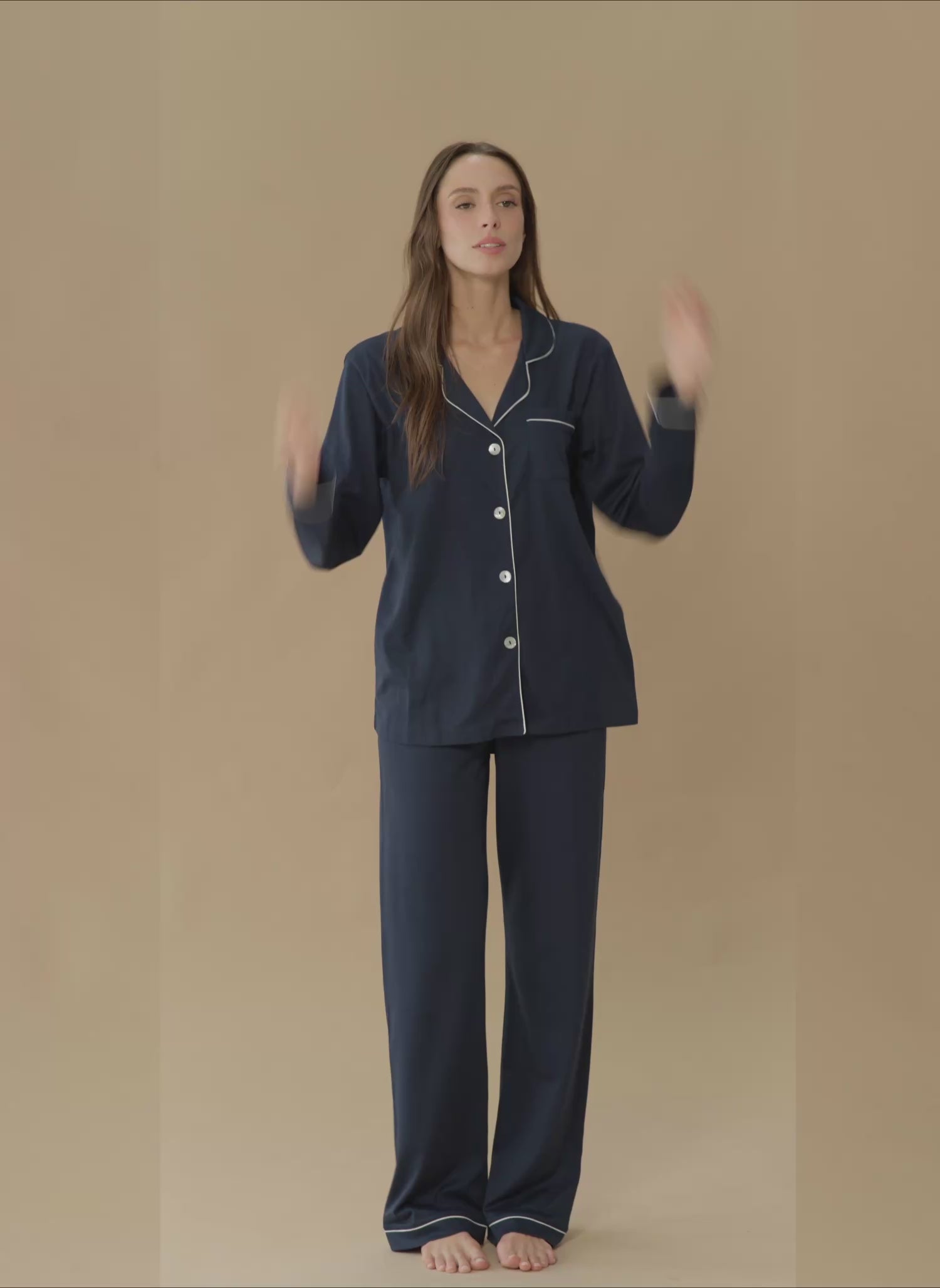 modelo usando un pijama color navy blue 