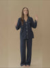 modelo usando un pijama color navy blue 