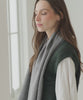 mujer usando un shawl de alpaca 