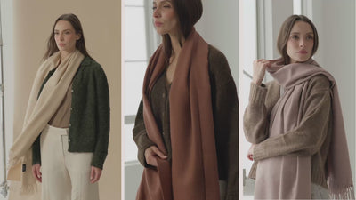 video de modelo usando scarf de alpaca 
