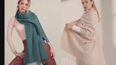 VIDEO SOBRE UNA MUJER VISTIENDO UN SHAWL DE ALPACA 