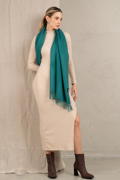 mujer vistiendo un shawl de alpaca 