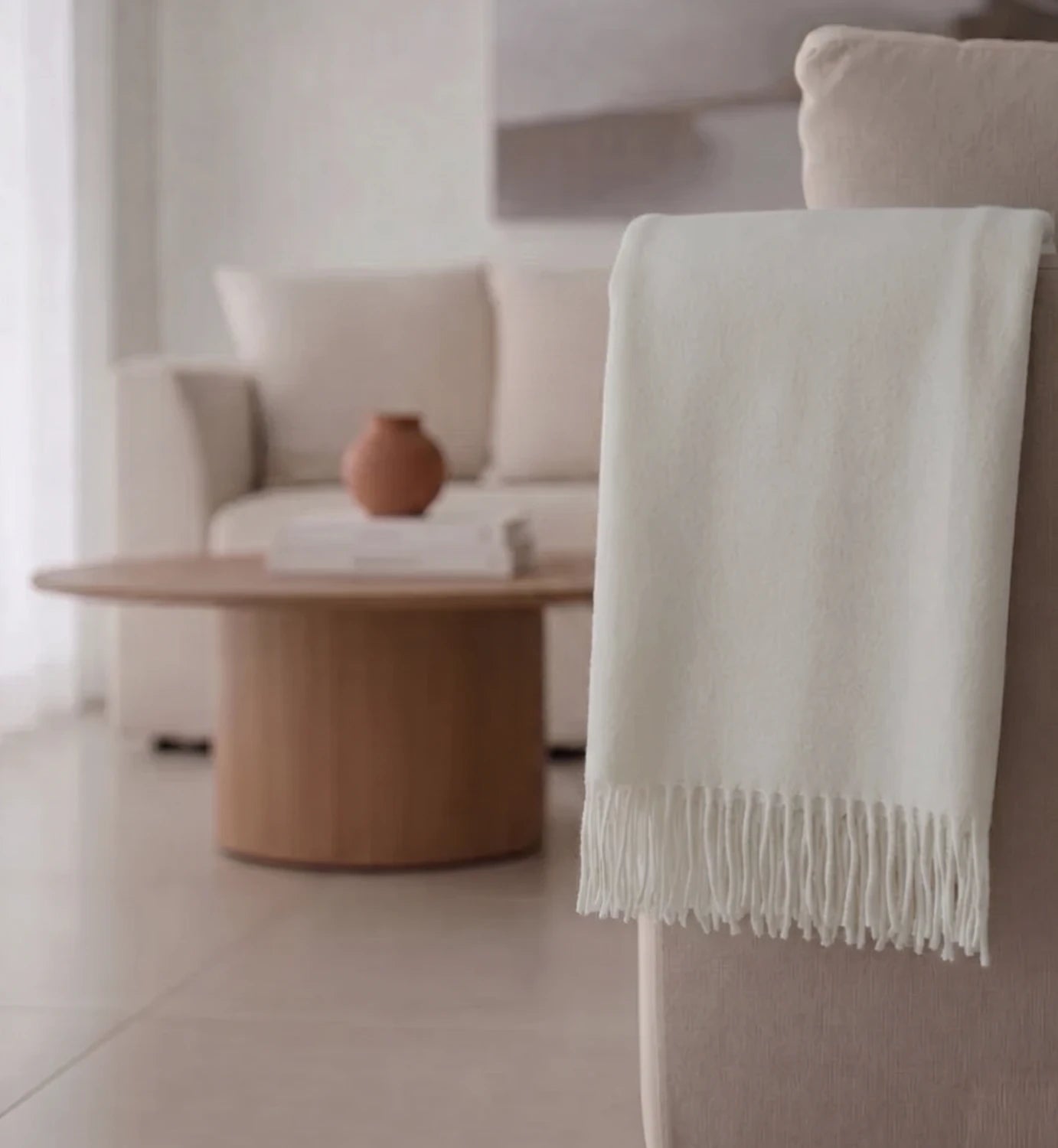 WHITE BLANKET IN A LIVING ROOM 
